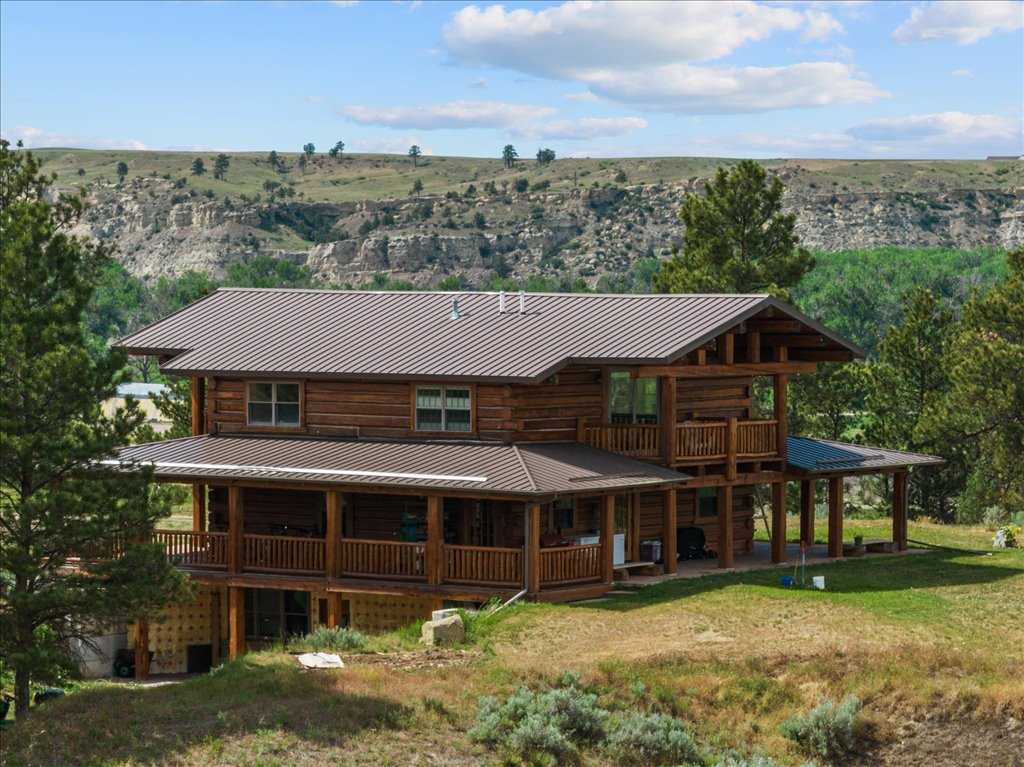 Beautiful log home within driving distance of Billings Montana